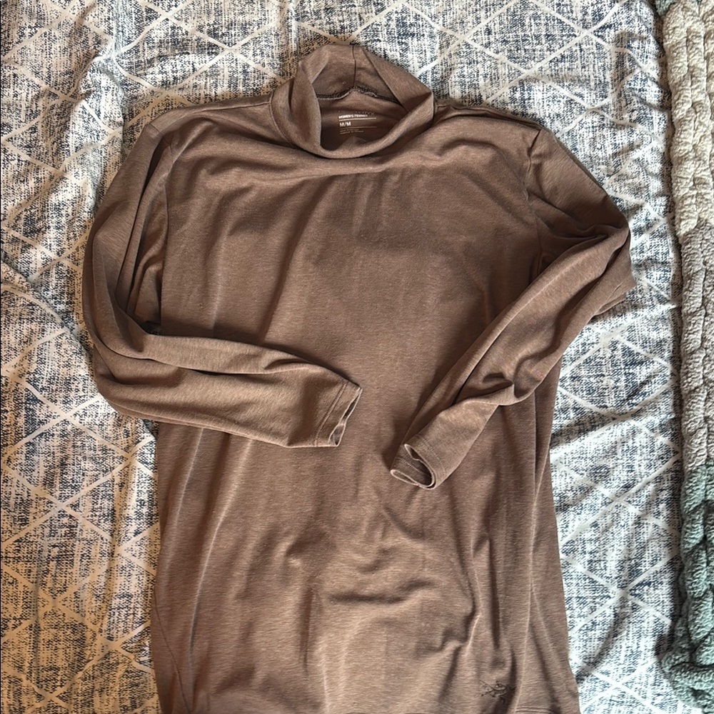 3/4-Sleeve Lightweight Arc’teryx Turtleneck - Brown